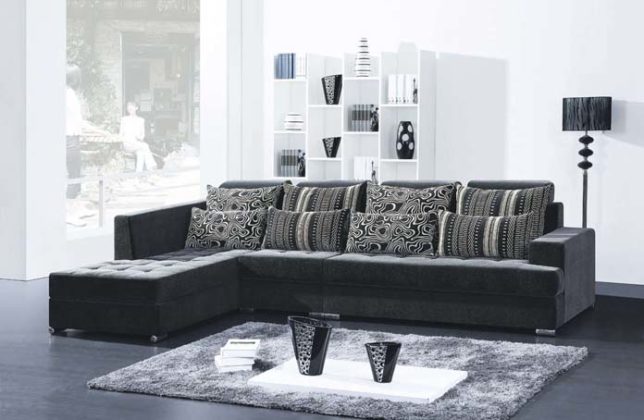 sala decorada sofá preto com almofadas