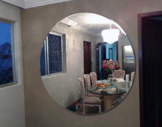 Espelho redondo na sala