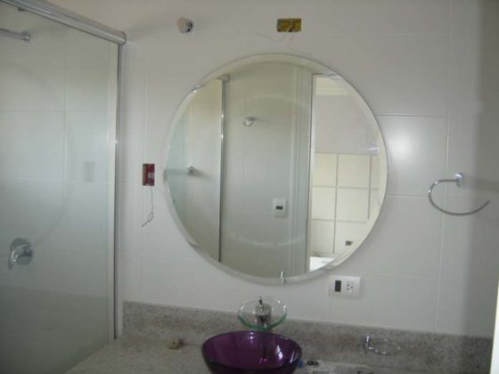 Espelho redondo no banheiro