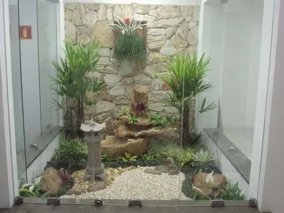 Jardim de inverno com cascata