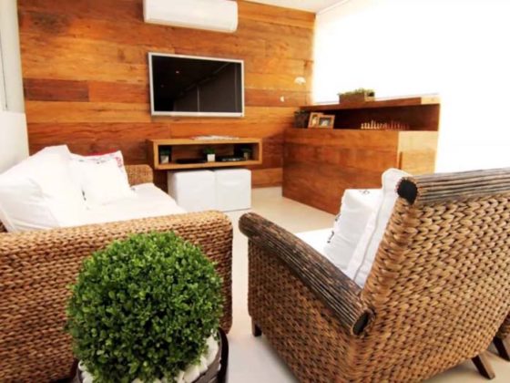 Sala de estar com móveis rústicos