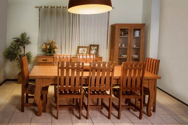 Sala de jantar com móveis rústicos