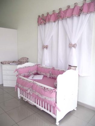 quarto feminino decorado com cortina