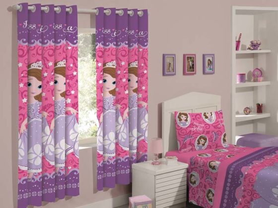 quarto infantil decorado com cortina