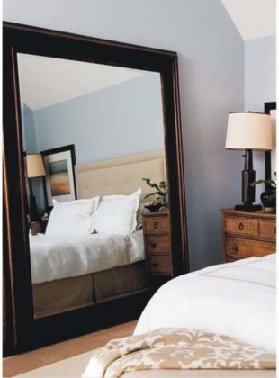 Decoração com espelho com moldura para quarto