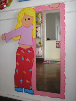 Decoração com espelho para quarto infantil