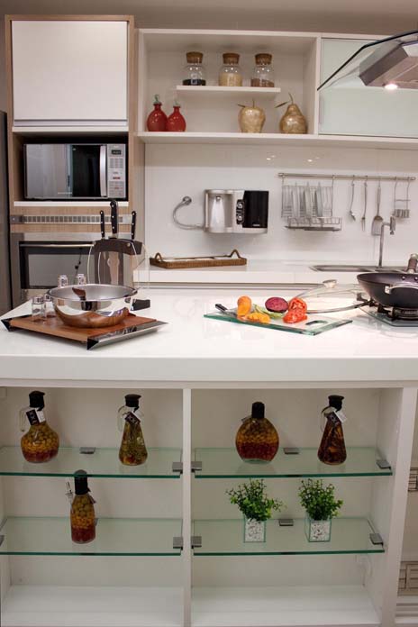 Aproveite espaço disponível para prateleiras em cozinha pequena
