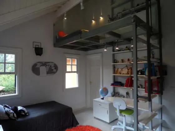 casa com Mezanino metálico