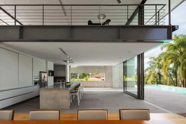 casa com Mezanino metálico