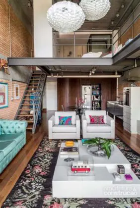 casa com Mezanino metálico