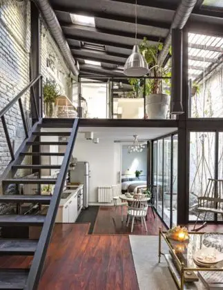 casa com Mezanino metálico