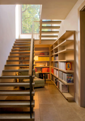 biblioteca embaixo da escada