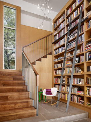 biblioteca embaixo da escada