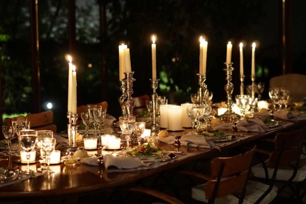 velas na mesa de jantar