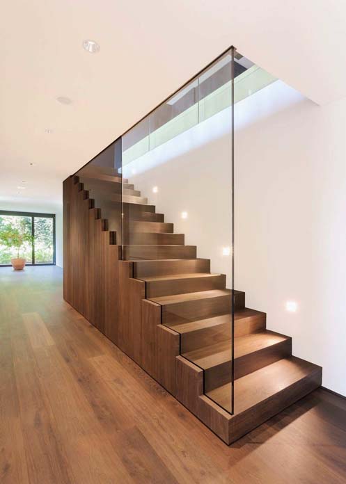 Escada de madeira e vidro
