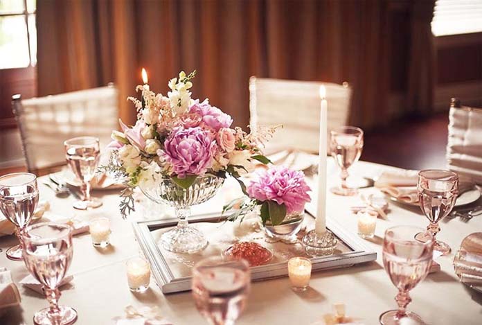 Flores e velas na decoração da mesa de jantar