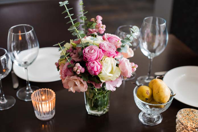 decoração de mesa de jantar com buquê de rosas