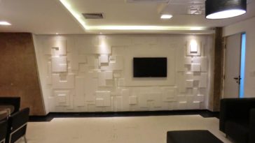 Parede 3D em uma sala com piso em marmore branco
