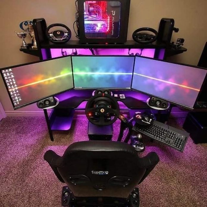 Setup gamer com três monitores
