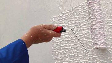 Textura rolada sendo aplicada em uma parede