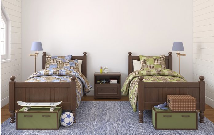 cores neutras para um quarto com camas e lençóis iguais 