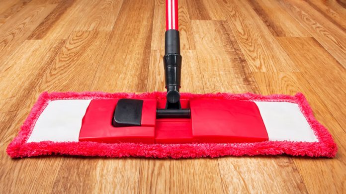 Como limpar seu piso laminado: Veja dicas e o passo a passo 