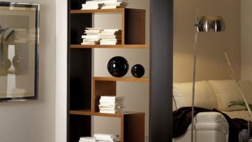 Utilização de estante de livros para a divisória da sala