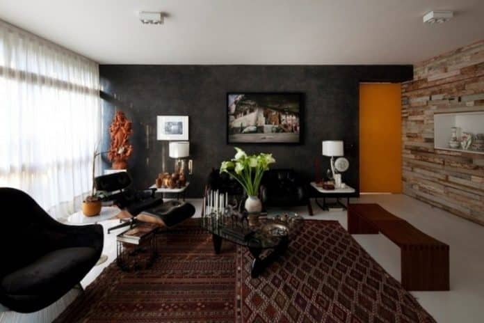 Poltrona e e sofá na cor preto para a decoração da sala