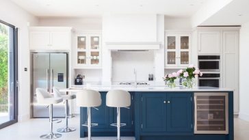 Cozinha com armários em duas cores: branco + azul