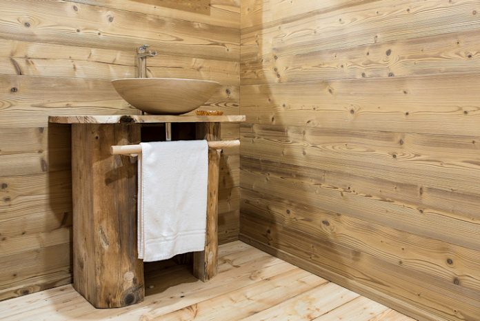 Banheiro rústico com piso de madeira