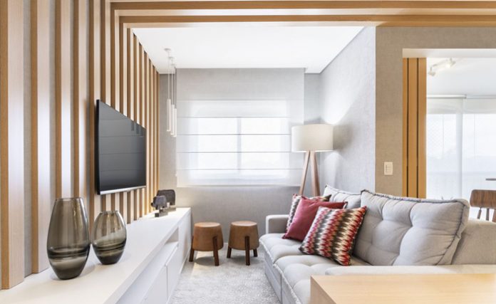 Divisória de madeira para sala com painel de tv moderno