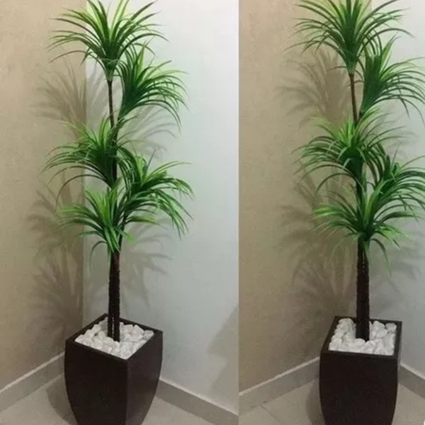 Decoração de sala com plantas artificiais