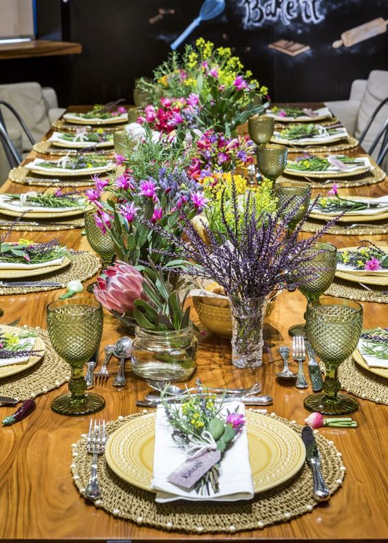 Flores para mesa de jantar rústica