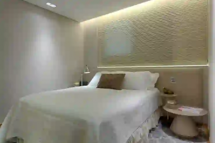 cama embaixo da janela