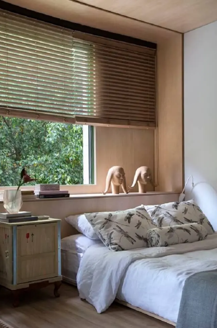 Compor a cama embaixo da janela