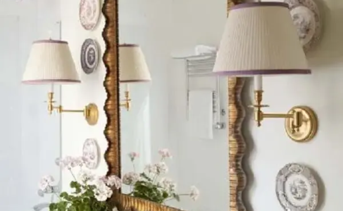 Pratos decorativos alinhados com o espelho de parede