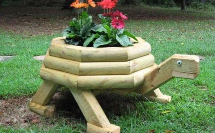 A madeira pode ser usada de diversas formas para fazer os enfeites de jardim