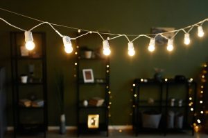 sala de casa com um cordão de luzes no meio.