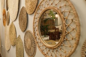 Moldura de espelho e outros enfeites de bambu,