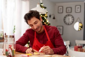 Homem preparando aperitivos após conferir Checklist Ceia de Natal.