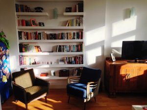 Sala de estar com livros na decoração.