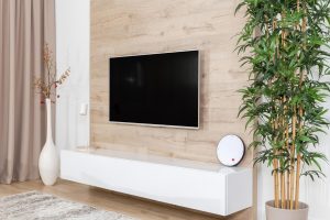 TV em um painel na parede, após escolha de rack ou painel de tv. 