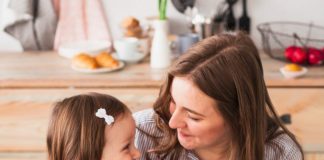 Mãe e filha aproveitando o Café da manhã no Dia das Mães.