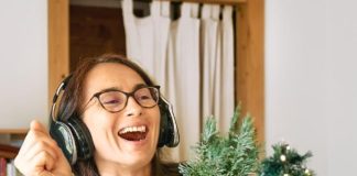 Mulher feliz com Plantas para atrair prosperidade.