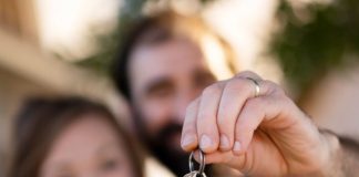 Pessoas conseguindo imóvel com subsídio do programa Minha Casa Minha Vida.