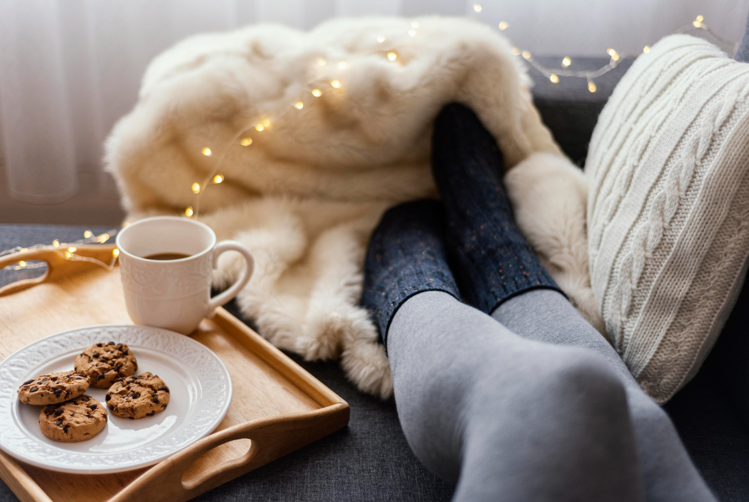 pessoa descansando no inverno com casa decorada