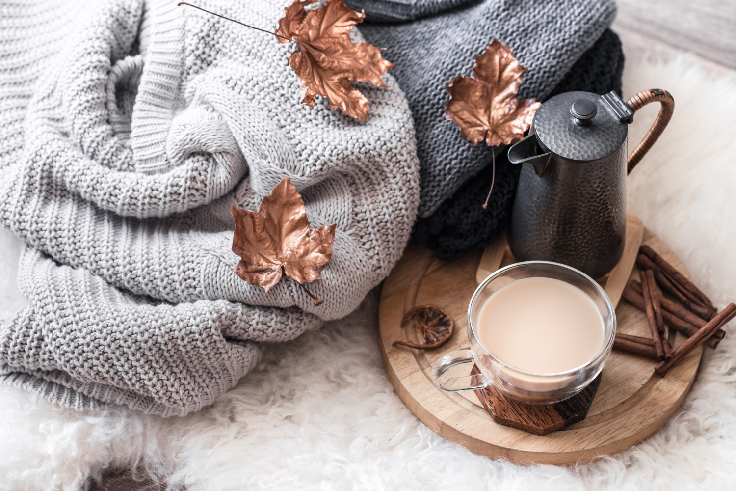 caneca com suporte de madeira na cama com manta para decoração de inverno