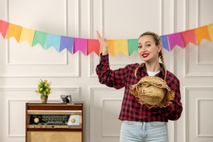 Mulher feliz com Decoração de festa junina em casa.