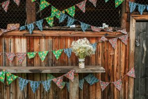 Decoração de festa junina em casa com bandeirinhas. 