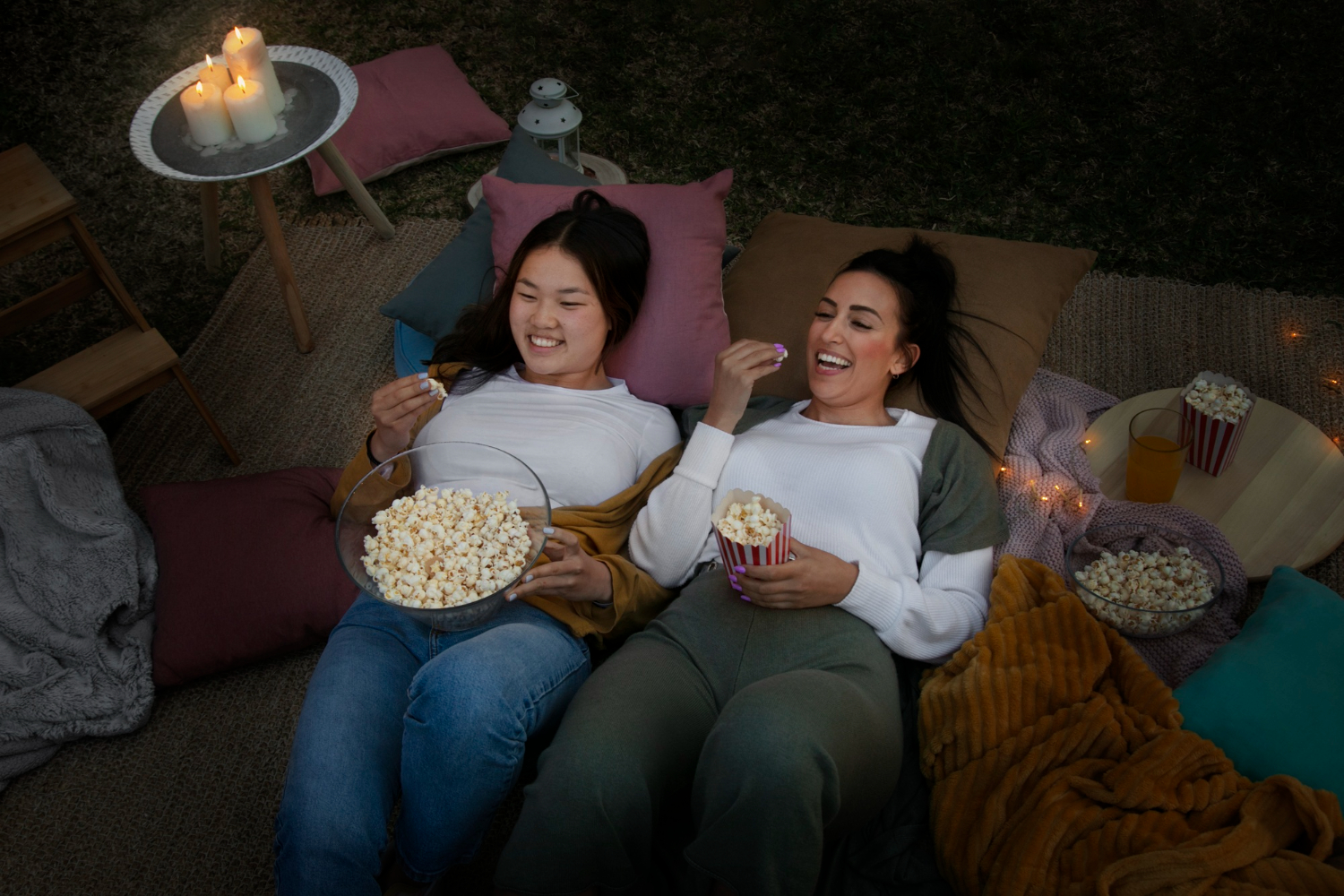 mulheres assistem filme na sala de cinema em casa